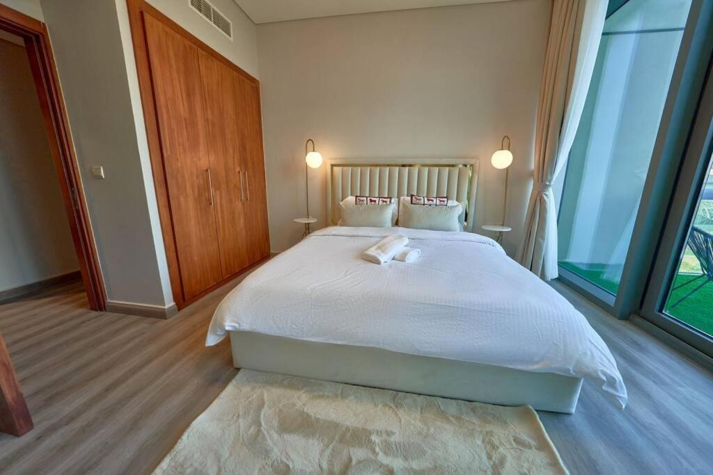 Magnificent Stunning 3 Bedroom With Burj Khalifa View Apartment *