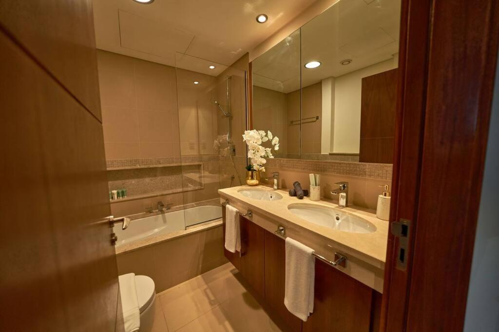 Magnificent Stunning 3 Bedroom With Burj Khalifa View Apartment